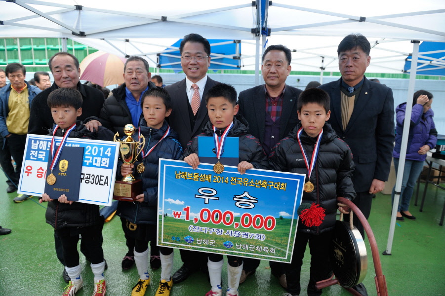 정현태 남해군수와 한국유소년축구연맹 관계자들이 우승팀과 기념촬영을 하고 있다.