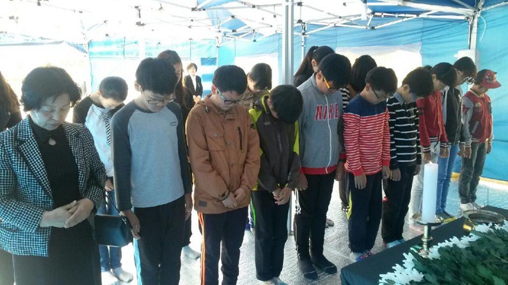 남해지족초등학교 학생 및 교사가 분향소를 찾아 참배하고 있다.
