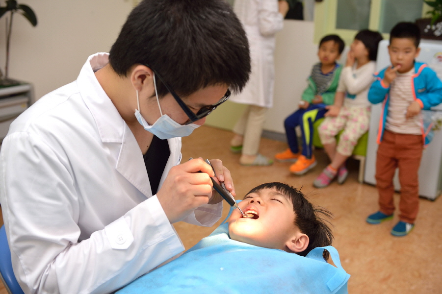 남해군 고현면 도마초등학교 학생들이 12일 군 보건소(소장 윤연혁)를 찾아 건강검진을 받고 있다.